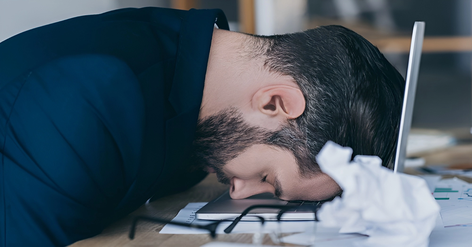 Виснажений офісний працівник