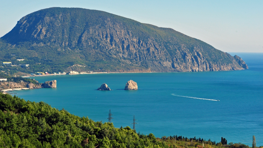 Ведмежа гора на березі Чорного моря в Криму зі скелями у воді