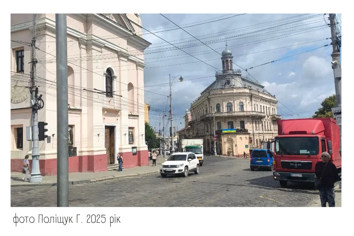реальне фото будинок корабель у Чернівцях влітку