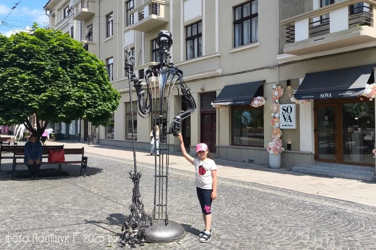 Реальне фото пам’ятник Двірнику в Чернівцях