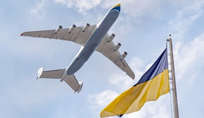 Літак «Мрія» в небі